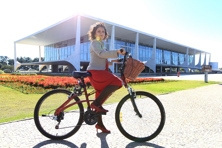 A advogada Maria Cláudia Cabral, funcionária do Palácio do Planalto: jornada ao trabalho de bicicleta e salto alto