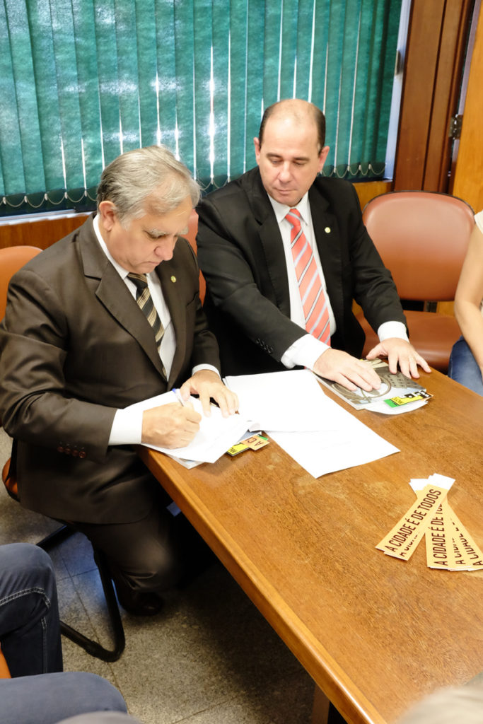Deputados Izalci (PSDB/DF) e Lucio Vale (PR/PA) assinando o PL